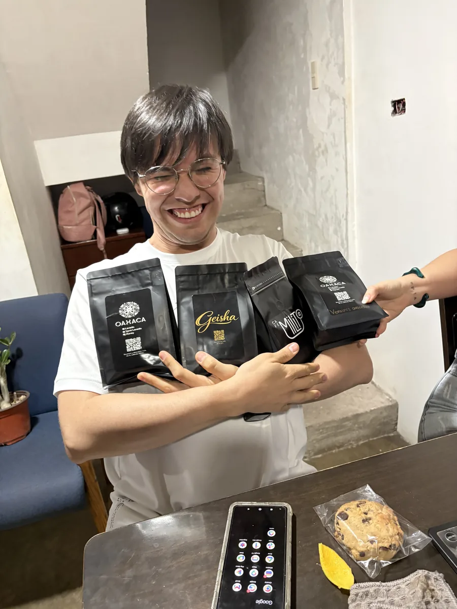 Cliente feliz con su café Milito